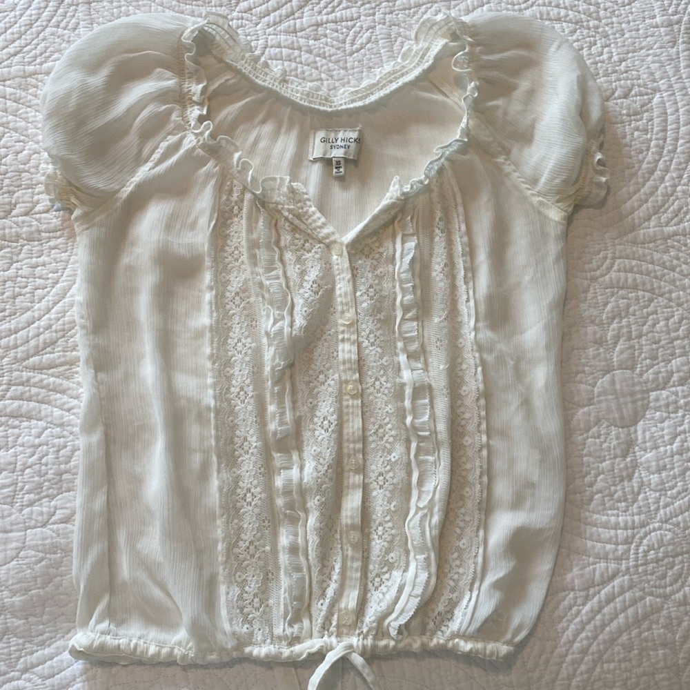 Gilly Hicks Pretty white peasant blouse with lace button front